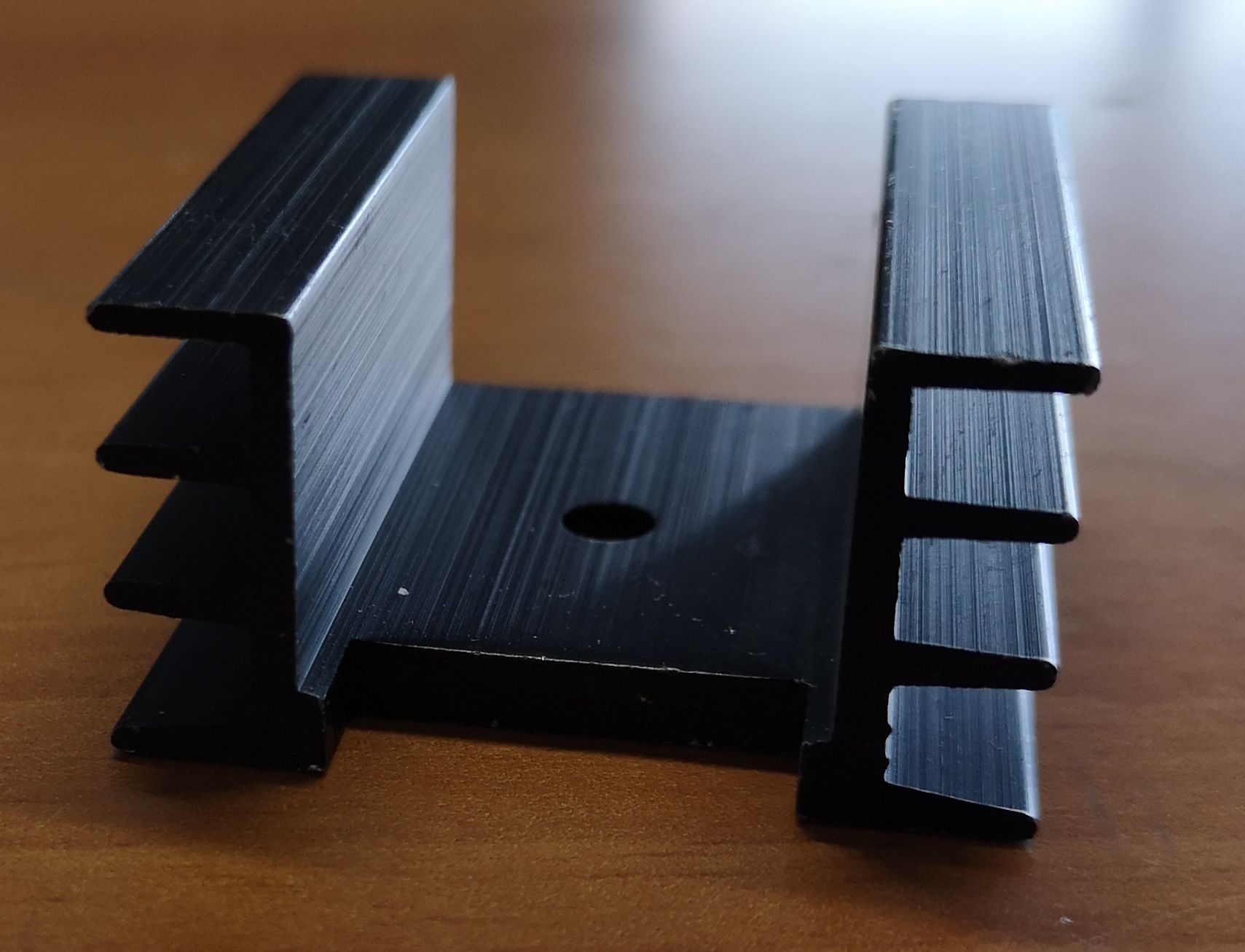 Kühlkörper aus schwarz eloxiertem Aluminium für Leiterplatte